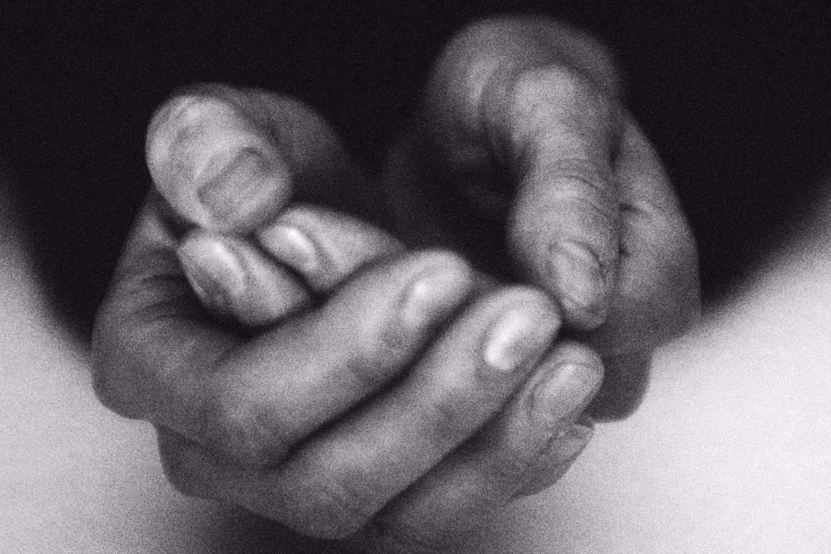 Imaginea care a scandalizat Germania: cum au fost surprinse două cerşetoare din Bulgaria