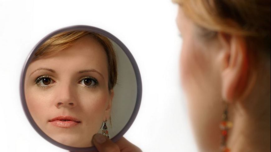 De fiecare dată când se uită în oglindă se întâmplă ceva ciudat. Celor din jur nu le vine să creadă