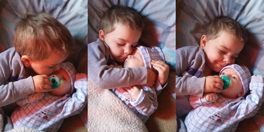 Drăgălășenia întruchipată! Un băiețel nu-și imaginează viața fără fratele mai mic