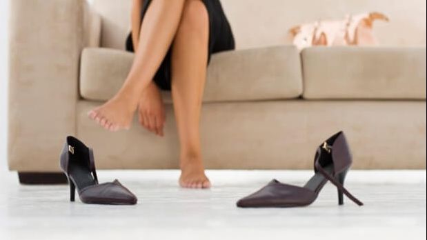 Pericolul este mai mare decât crezi. Ce boli poți face când intri în casă fără să te descalți