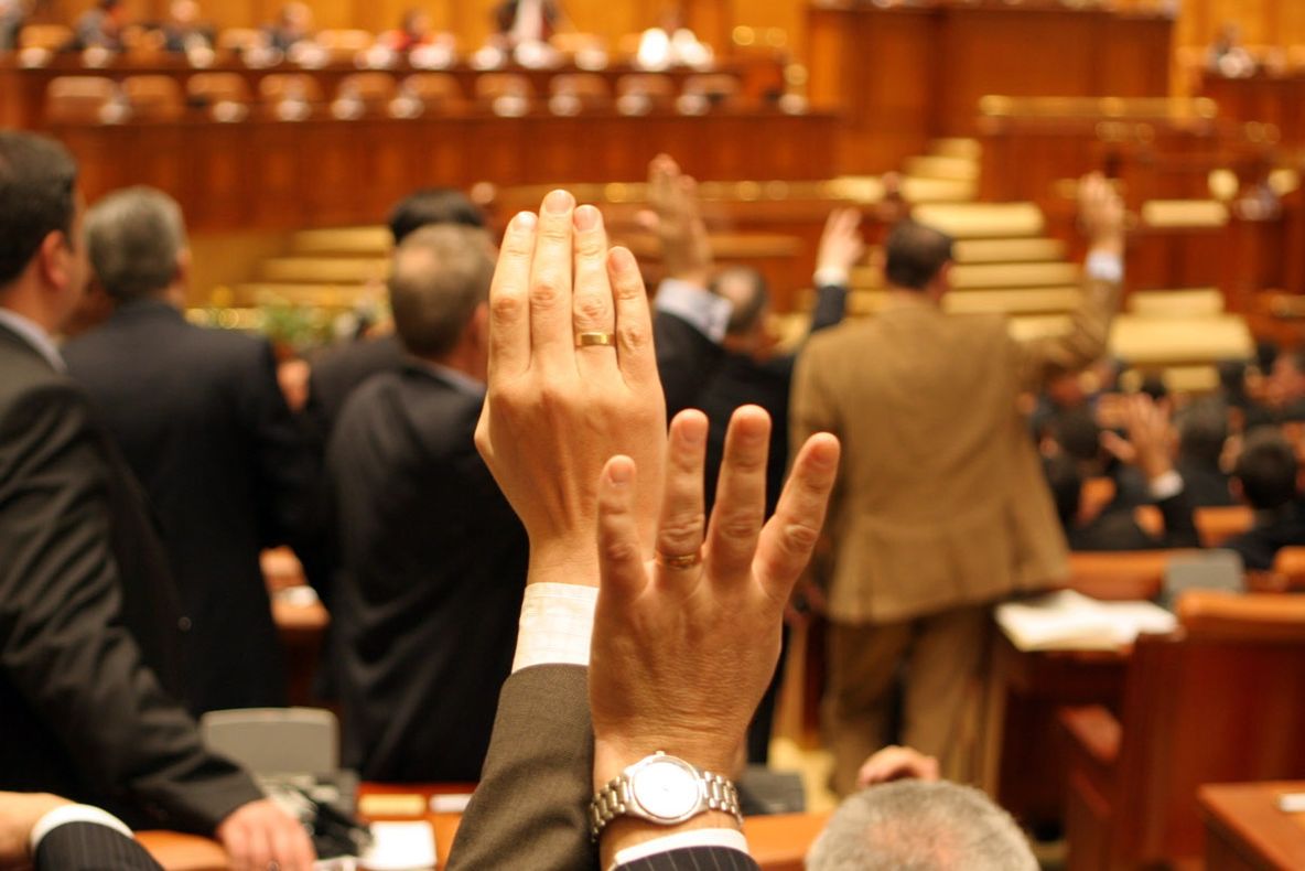 Cum i-ați sancționa pe parlamentarii care și-au votat pensiile speciale?