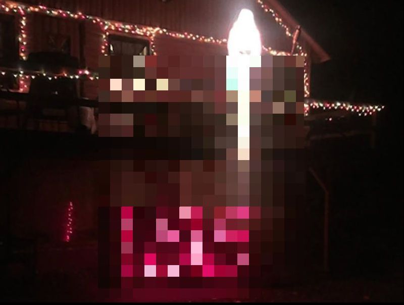 Și-au decorat casa de Sărbători cu sute de luminițe. Când le-au văzut, vecinii au alertat poliția