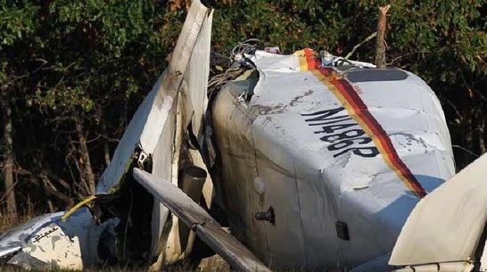 Un avion cu trei oameni la bord s-a prăbuşit