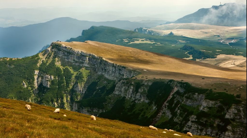 La un pas de moarte. Un bărbat de 50 de ani a căzut într-o prăpastie din Bucegi