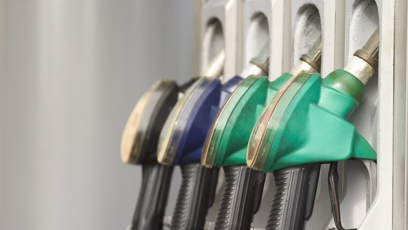 Criza carburanților. Ce se întâmplă dacă statul taie taxele la pompă? Explicațiile economiștilor