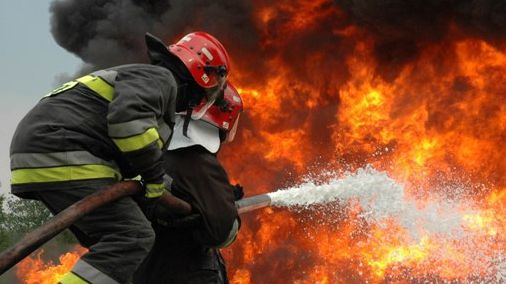 Restaurant în flăcări, în parcul Tineretului. Pompierii au intervenit cu 9 autospeciale