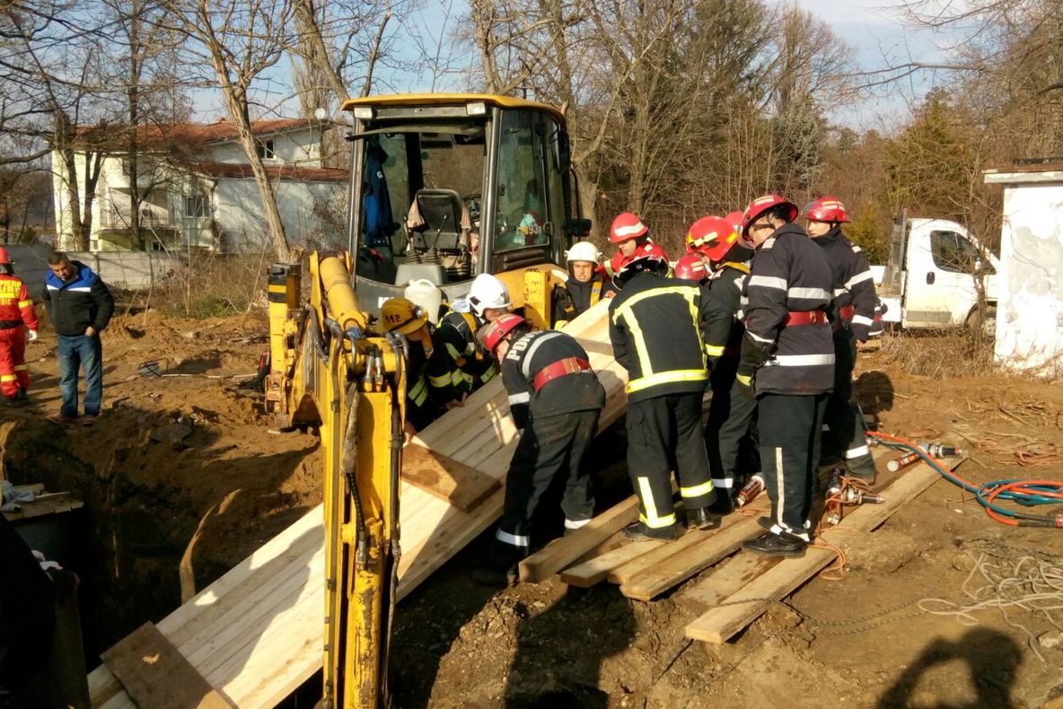 Grav accident de muncă la Snagov. Doi muncitori au murit, fiind prinşi sub un mal de pământ 