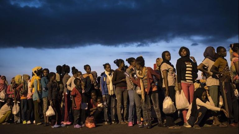 Două persoane suspecte de legături cu atentatele de la Paris, arestate într-o tabară de refugiaţi