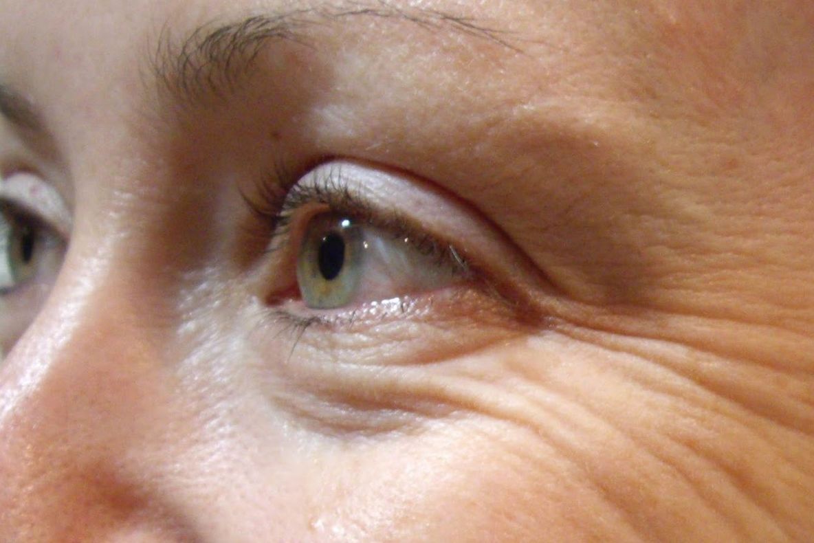 Obiceiul care îmbătrânește pielea cu câțiva ani. Multe femei fac această greșeală