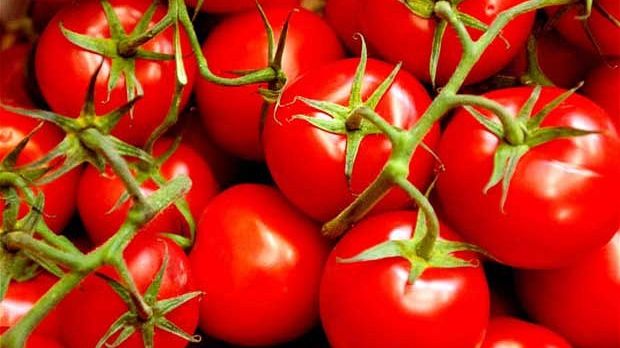 Toți facem această greșeală. Cum se mănâncă, de fapt, roșiile ca să fie sănătoase