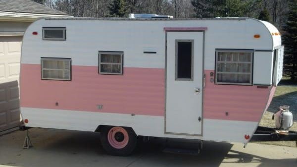 Arată ca o rulotă obişnuită, dar când deschizi uşa rămâi mut. Cum arată înăuntru