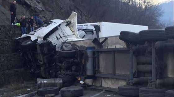 Circulația pe Valea Oltului, blocată din nou. Două camioane s-au ciocnit