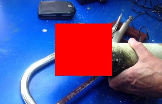 Au fost chemaţi să schimbe o ţeavă înfundată, în baie. Când au tăiat-o, au îngheţat de frică!
