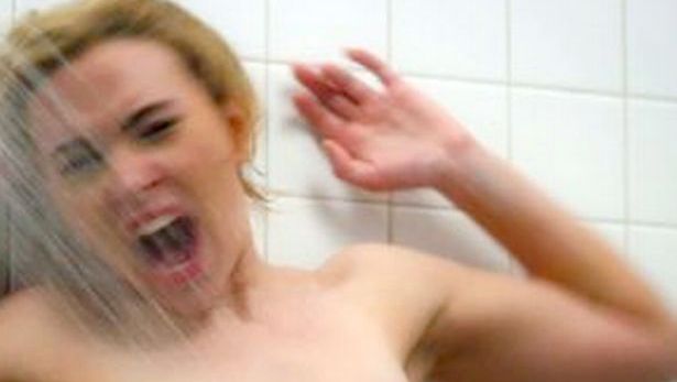 Soţul ei a instalat o cameră video în baie, ca s-o spioneze. Ce a urmat întrece orice imaginaţie