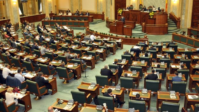 "Cadou" pentru primari: edilii condamnaţi la închisoare cu suspendare pot să-şi păstreze funcţiile