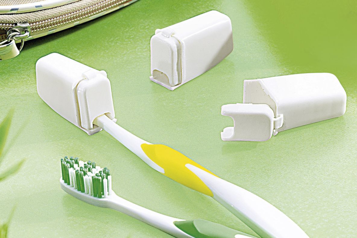Pericolul din periuțele de dinți. De ce nu e bine să le ții în carcase de plastic
