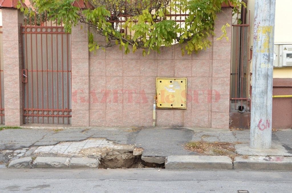 Situaţie incredibilă la Craiova: crater iscat pe trotuar, de o săptămână, ignorat de toată lumea