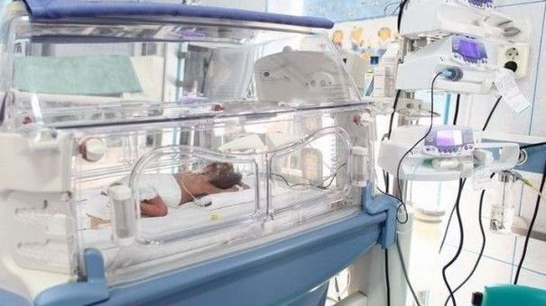 Siamezele din Constanţa suferă de malformaţii severe 