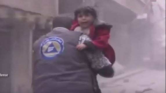 Imagini sfâșietoare. Ce face un copil din Siria după ce s-a pierdut de mama sa într-un atac