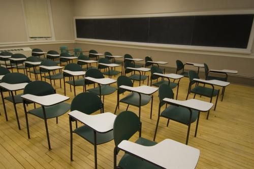 Au auzit un zgomot bizar în clasă. Studenţii au înlemnit când au văzut ce-a ieşit din podea