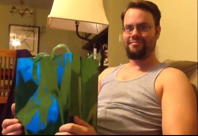 Soțul surdo-mut primește în dar o pungă de la soție. A deschis-o și a izbucnit în lacrimi