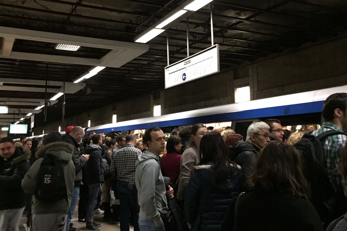 Sute de oameni, blocați la metrou. Principalele stații, extrem de aglomerate