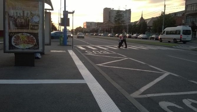 Dorel "loveşte" în Drobeta-Turnu Severin: cum au fost montate nişte scaune într-o staţie de autobuz