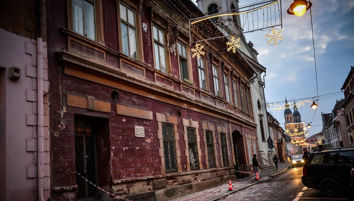 Accident cu repetiţie. Fată de 18 ani, lovită în cap de o bucată de tencuială, în centrul Sibiului