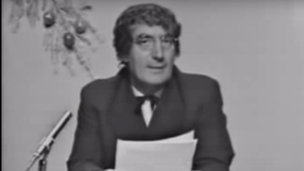 Un moment de aur cu Toma Caragiu: cum să împodobeşti bradul de Crăciun