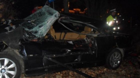 Bărbatul a încercat să iasă din maşină înainte să fie lovită de tren. Ce a urmat este uluitor