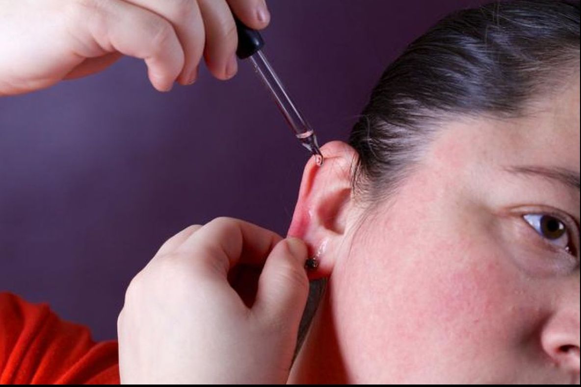 Picură oțet și ulei în ureche. Vei rămâne surprins de efectele uimitoare ale acestui truc
