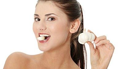 Suc de usturoi şi ceai de muşeţel împotriva căderii părului 