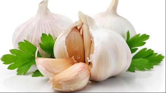 Mănânci usturoiul greșit. Cum trebuie consumat ca să învingă cancerul