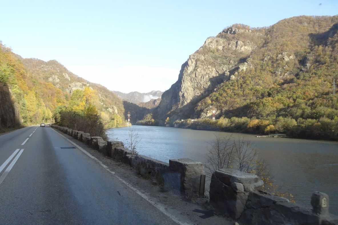 Circulaţia pe Valea Oltului, blocată de peste 20 de ore. Ce rute ocolitoare sunt recomandate