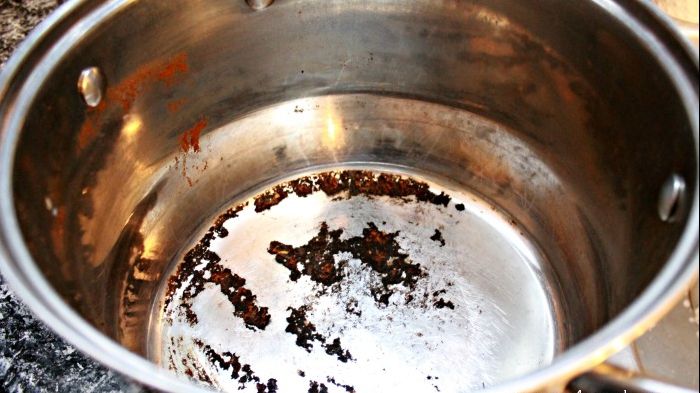 Cum să cureți vasele arse, fără efort