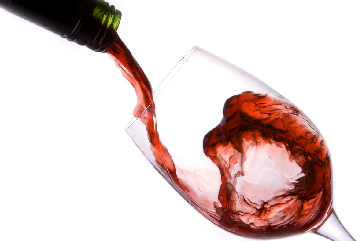 A pus o monedă de 10 bani în paharul cu vin. Rezultatul? Incredibil