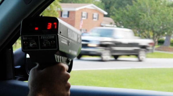 A depăşit viteza de 2 ori în 6 minute. Permis suspendat: 9 luni. Poliţia, şocată cine era la volan