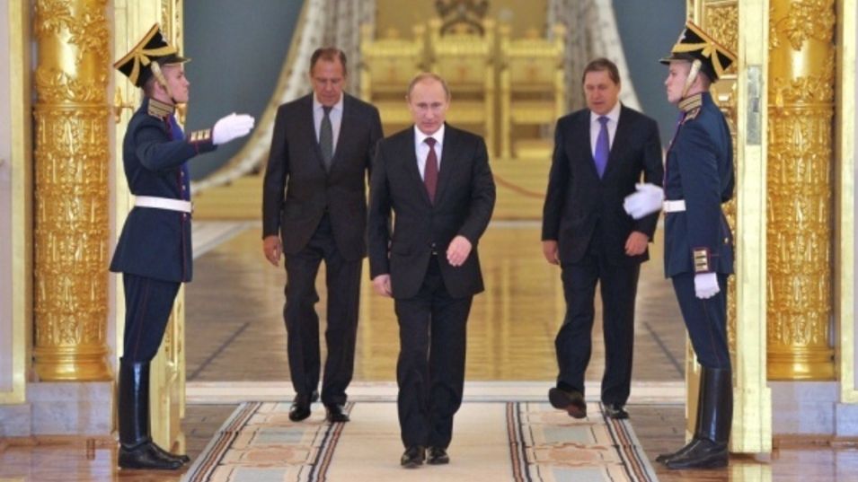 Misterul mersului lui Vladimir Putin a fost elucidat. De ce nu îşi mişcă mâna dreaptă când merge?