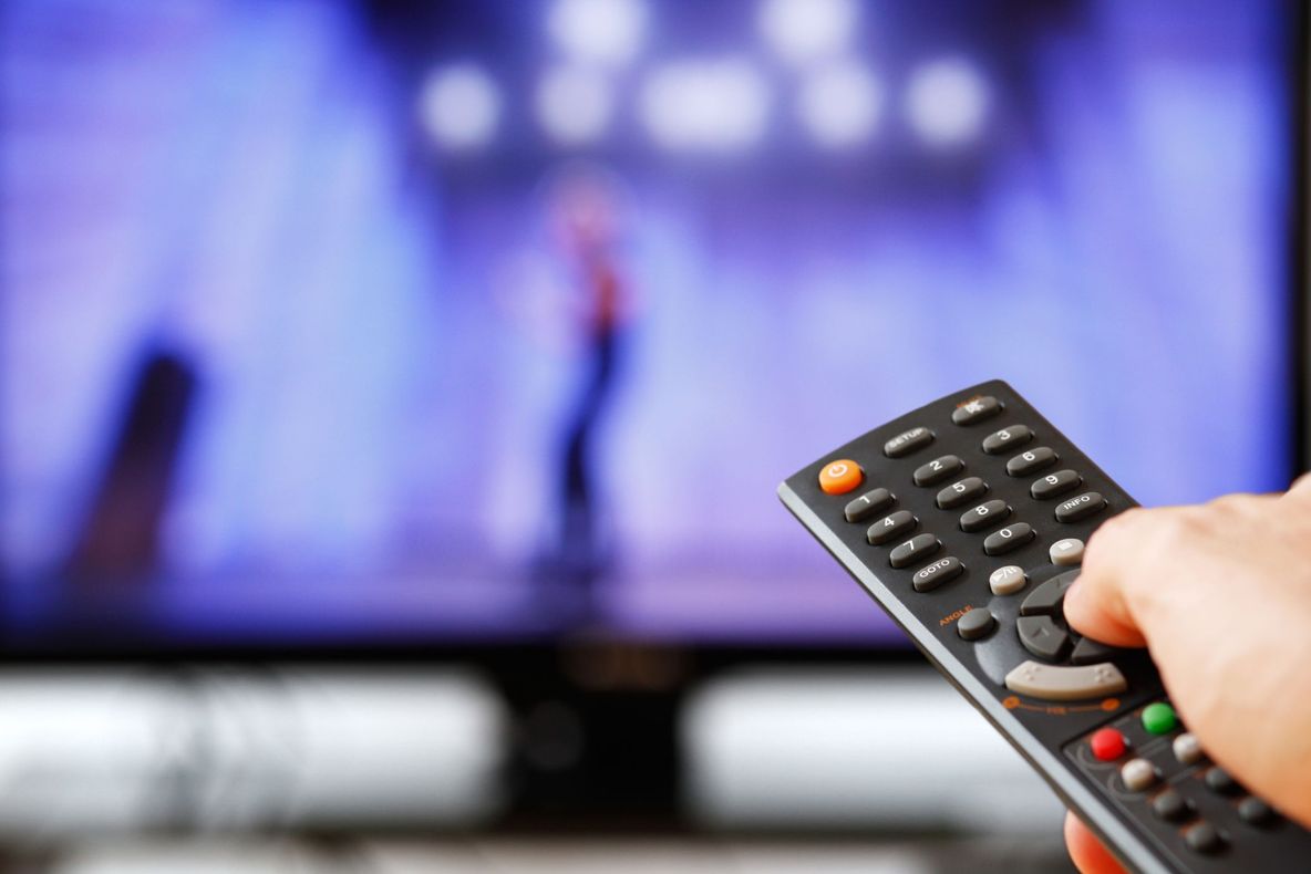 Ce fac românii în timp ce se uită la televizor. 90% dintre ei au recunoscut