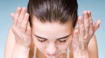 Cât de des ar trebui să ne spălăm pe faţă?