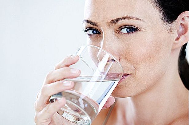 A băut apă cu sare, dimineața, pe stomacul gol. Rezultatele au fost peste așteptările ei