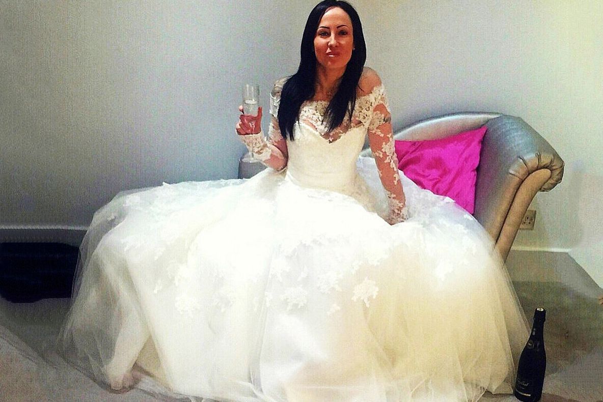 S-au întâlnit pe Facebook şi va zbura în rochie de mireasă să-şi vadă mirele prima dată