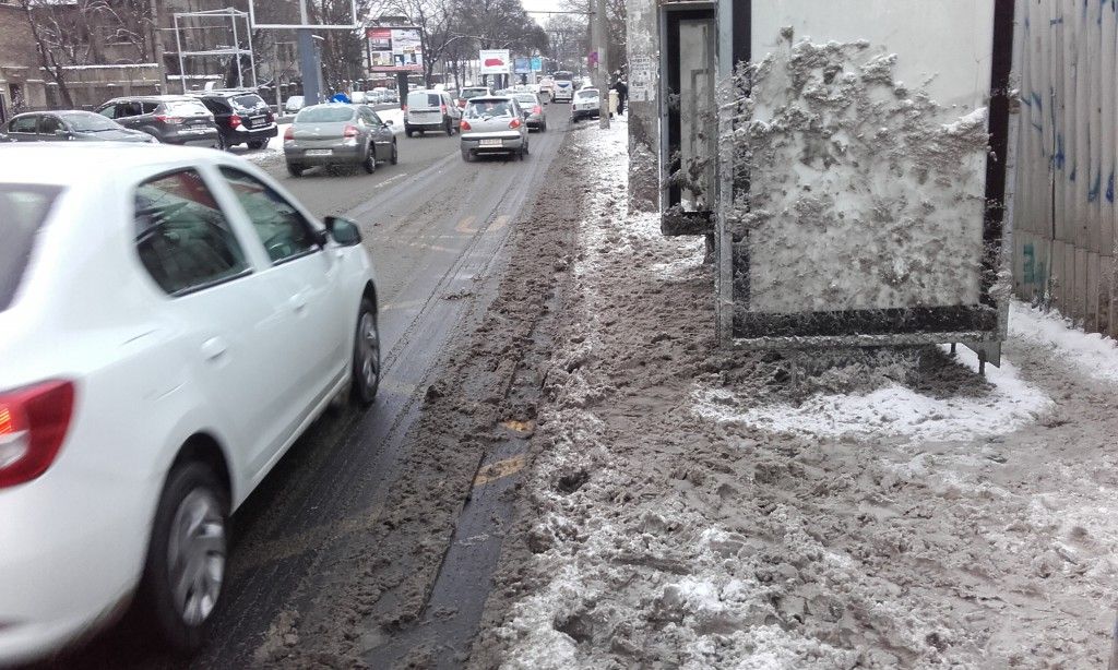 Situaţie incredibilă în Bucureşti, după ce a nins. Cum arată dispreţul drumarilor pentru bucureşteni