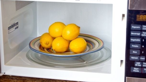 De ce trebuie să încălzeşti lămâile în cuptorul cu microunde înainte de a le stoarce