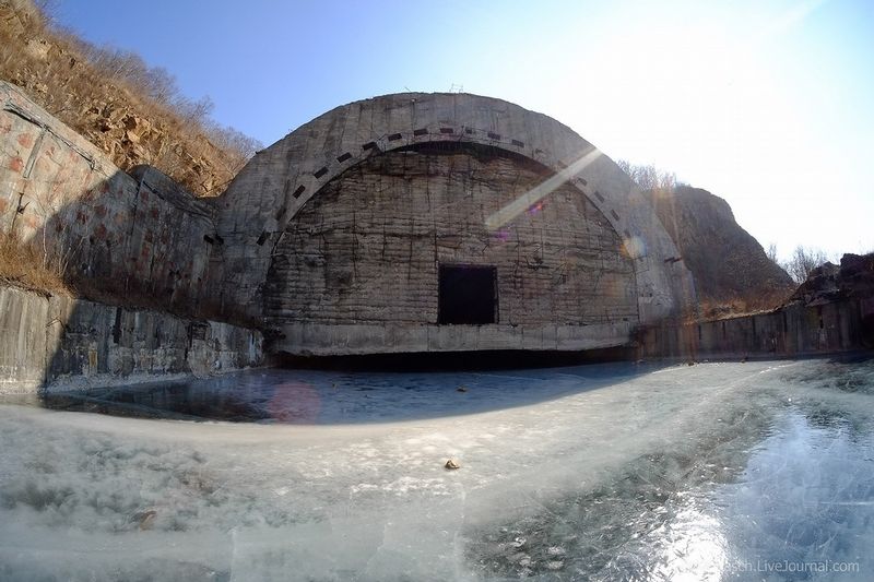 Se plimbau la marginea orașului cand au zărit tunelul. Au intrat și au înghețat: îi aștepta înăuntru