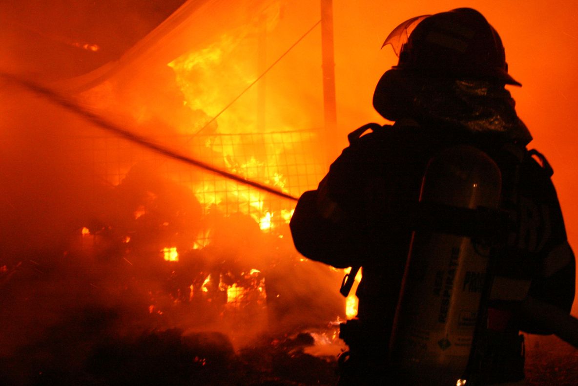 Un mort şi doi răniţi după ce un apartament a luat foc într-un bloc din Constanţa