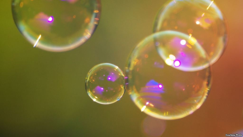 Ce se întâmplă când lansezi baloane de săpun la -15 grade Celsius. E incredibil cum se transformă