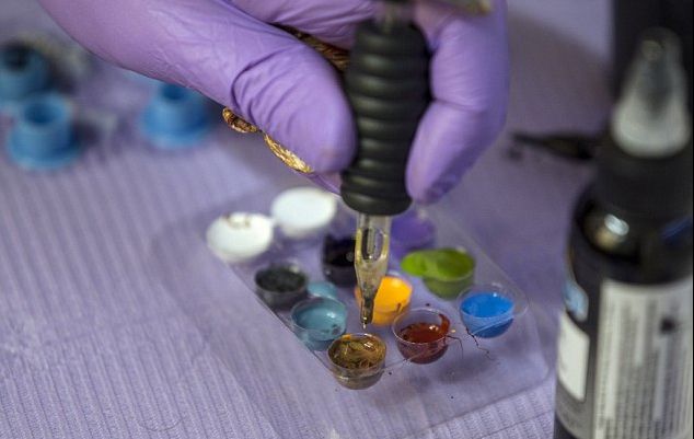 A fost arestată după ce și-a tatuat copiii minori. Ce le-a scris pe corp e nebunie totală