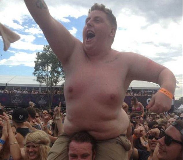 Toți au râs de el când a apărut în ziarul local. A privit șocat pozele și a luat o decizie extremă