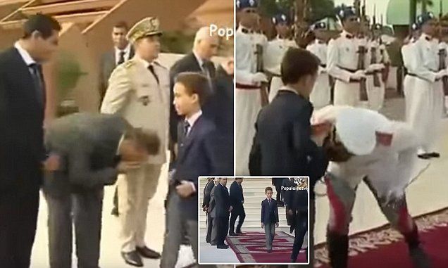 Scene inedite cu prinţul de 12 ani al Marocului. Ce face când demnitarii încearcă să îi sărute mâna